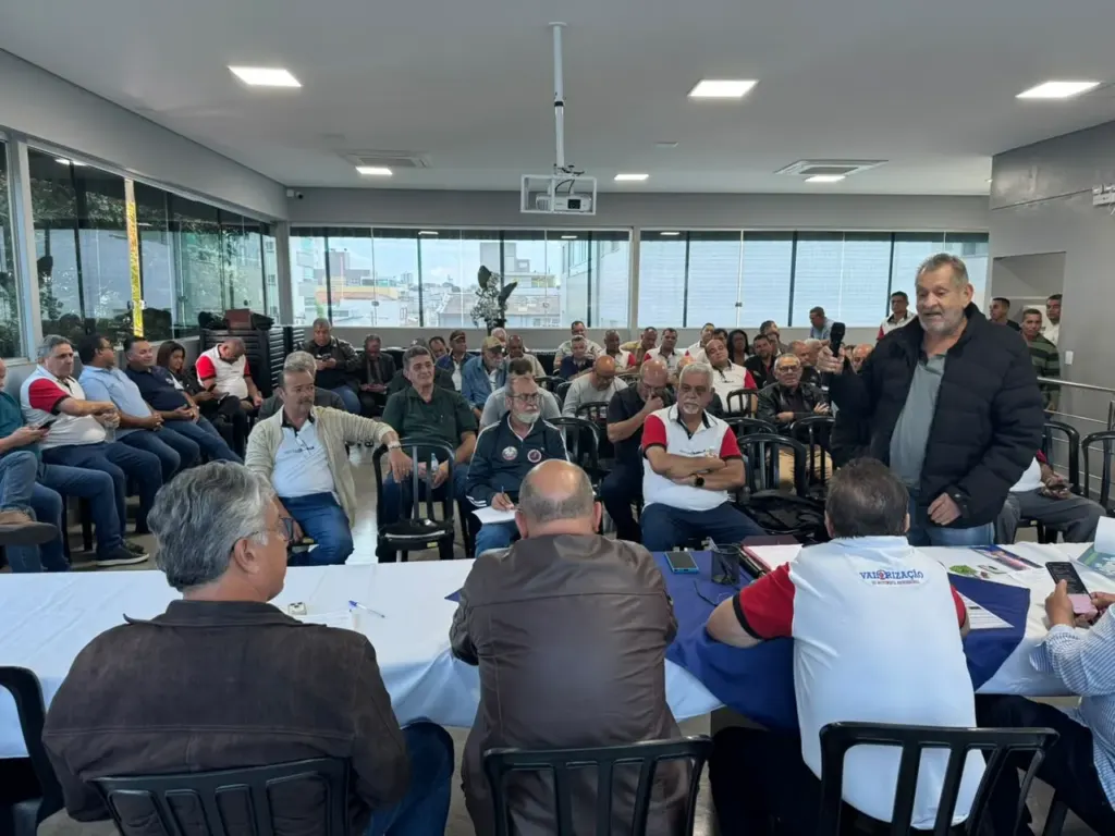 Foto da assembleia da FETTROMINAS para SINTTRAB